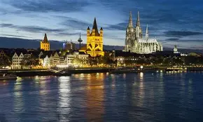 德国足球联赛擎旗振旆，劲旅争夺冠军头衔