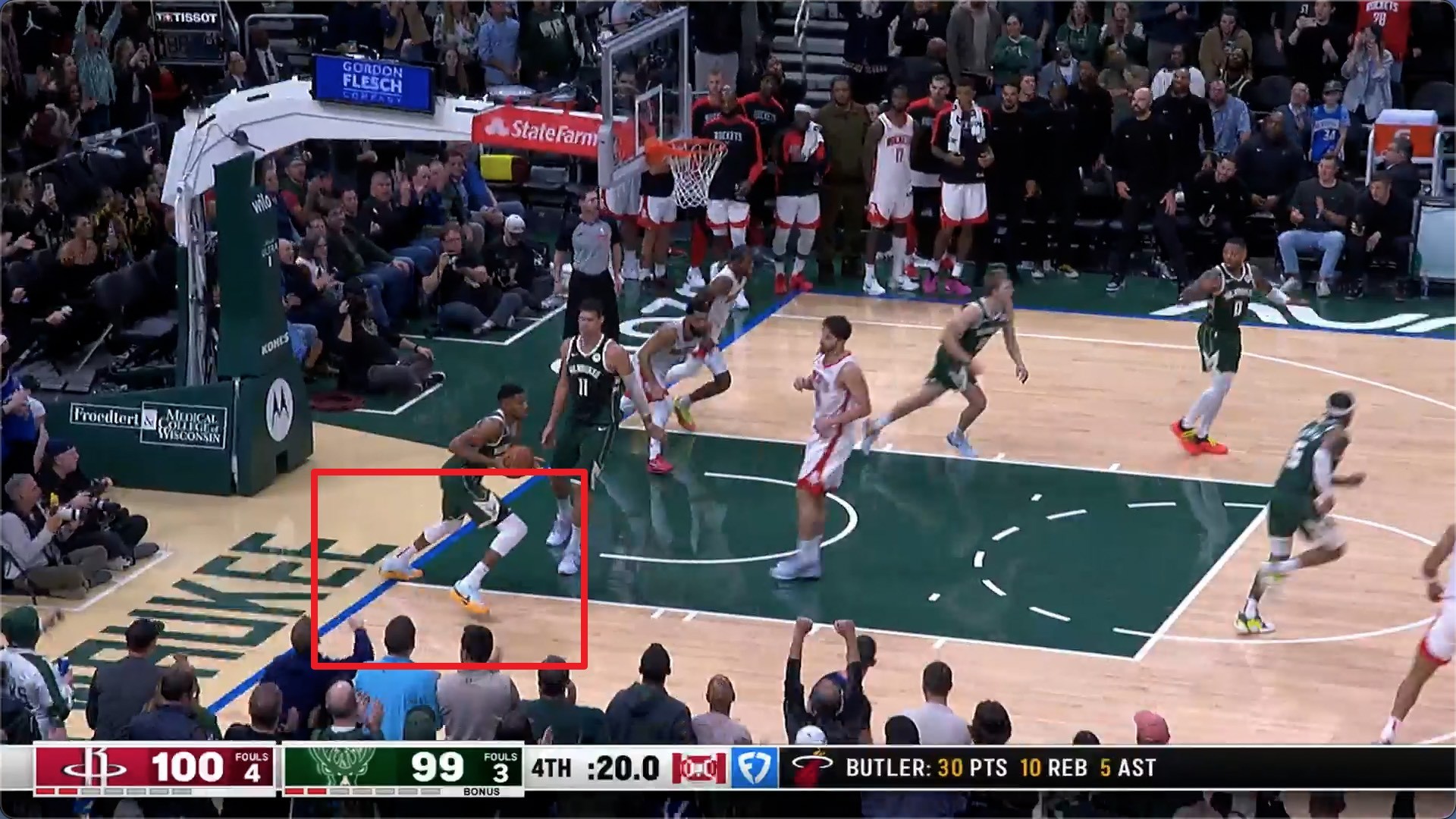 字母哥绝杀时刻，引发争议点燃赛场，76人迎来胜利！